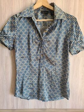 NY & Co Blue Geometric Blouse XS Stretch Button Up Short Sleeve Career Top